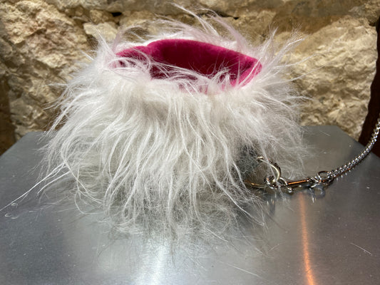 Snood INnOVERTO Dog en fourrure blanche à longs poils, avec intérieur en polaire fuchsia.
